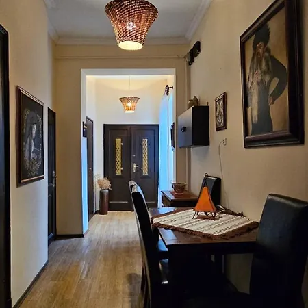 Apartment Artist *