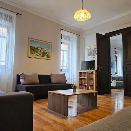 Apartment Artist *