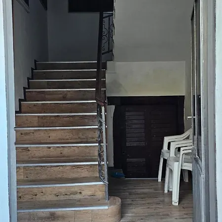 Apartment Artist *