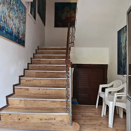 Apartment Artist *