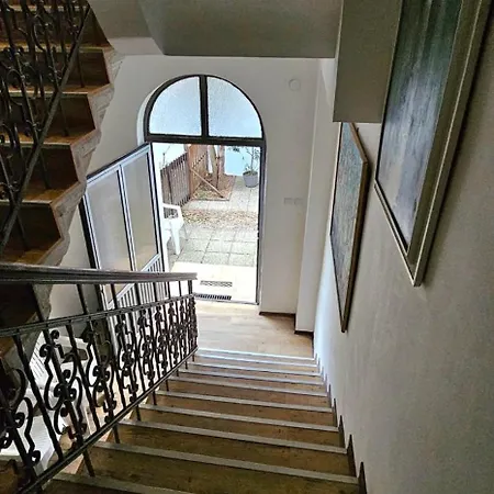 Apartment Artist *